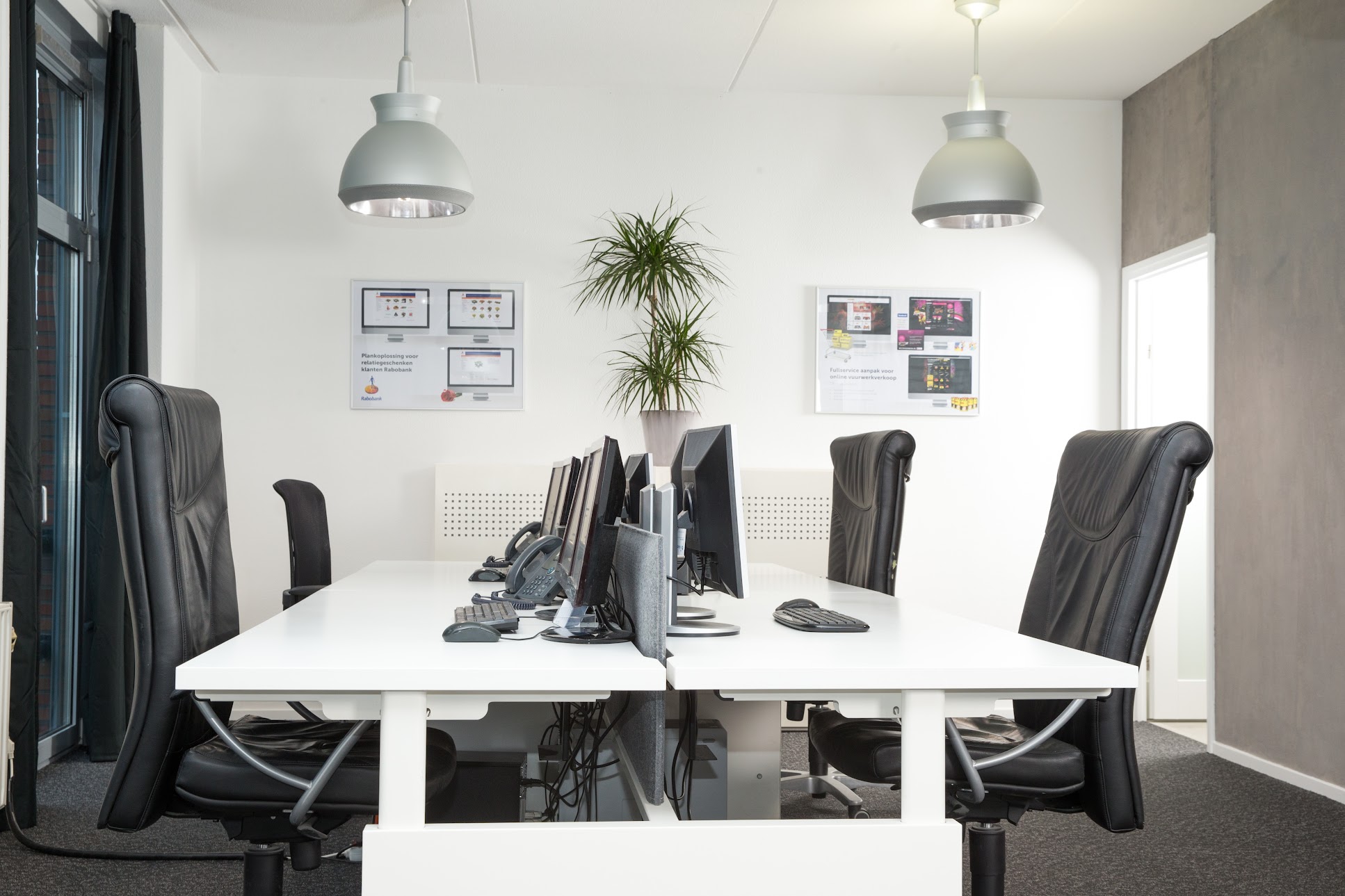 Kantoor met desktops